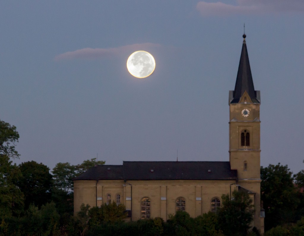 Mond über der Ullstädter Kirche