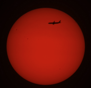 Sonne mit Flugzeug